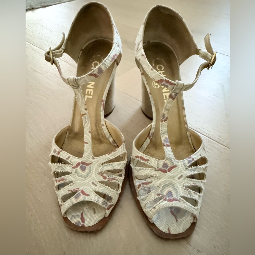 Vintage CHANEL Cream and Pink Patterned Heels